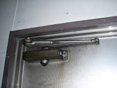 �h�A�N���[�U�[�̌���